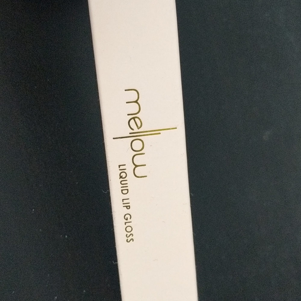 Mellow liquid lip gloss